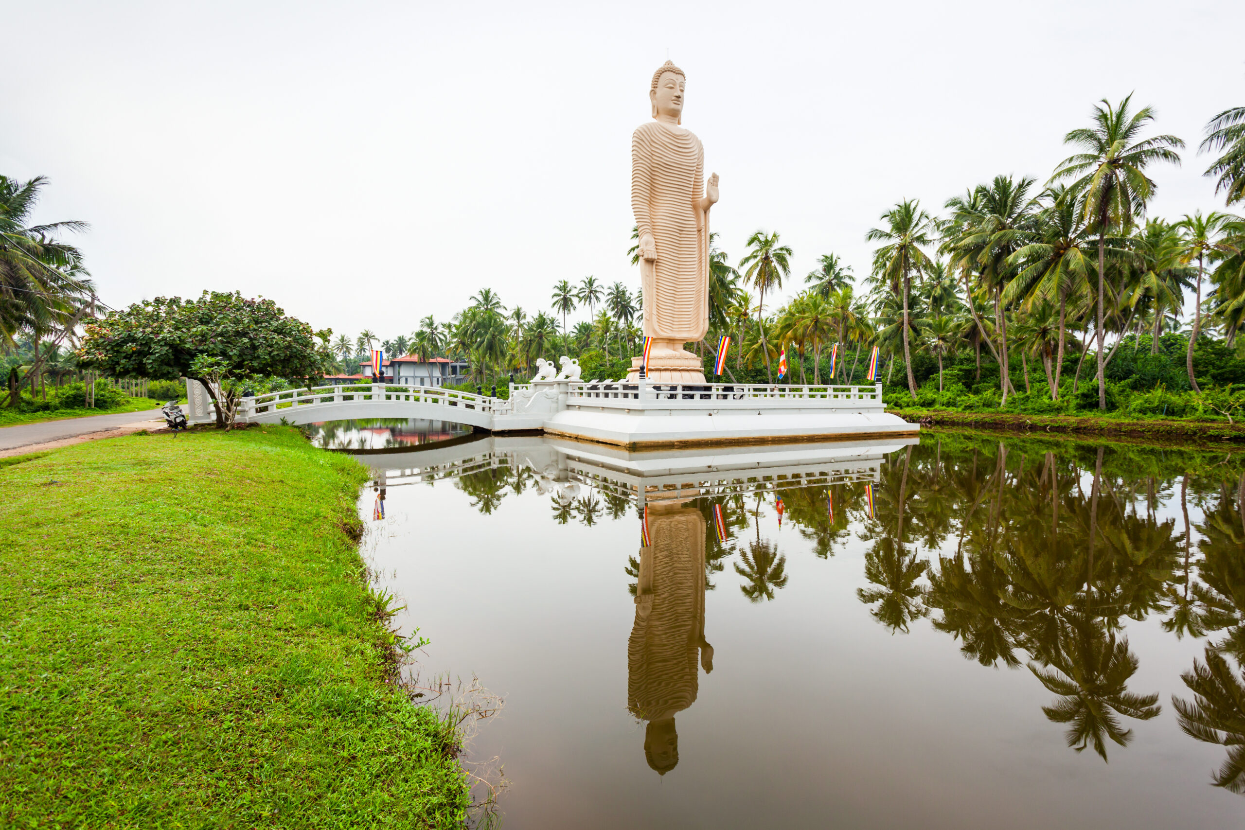 Tsunami Honganji Vihara in Hikkaduwa, Sri Lanka. Honganji Vihara Buddha statue ia a buddhist tsunami memorial.